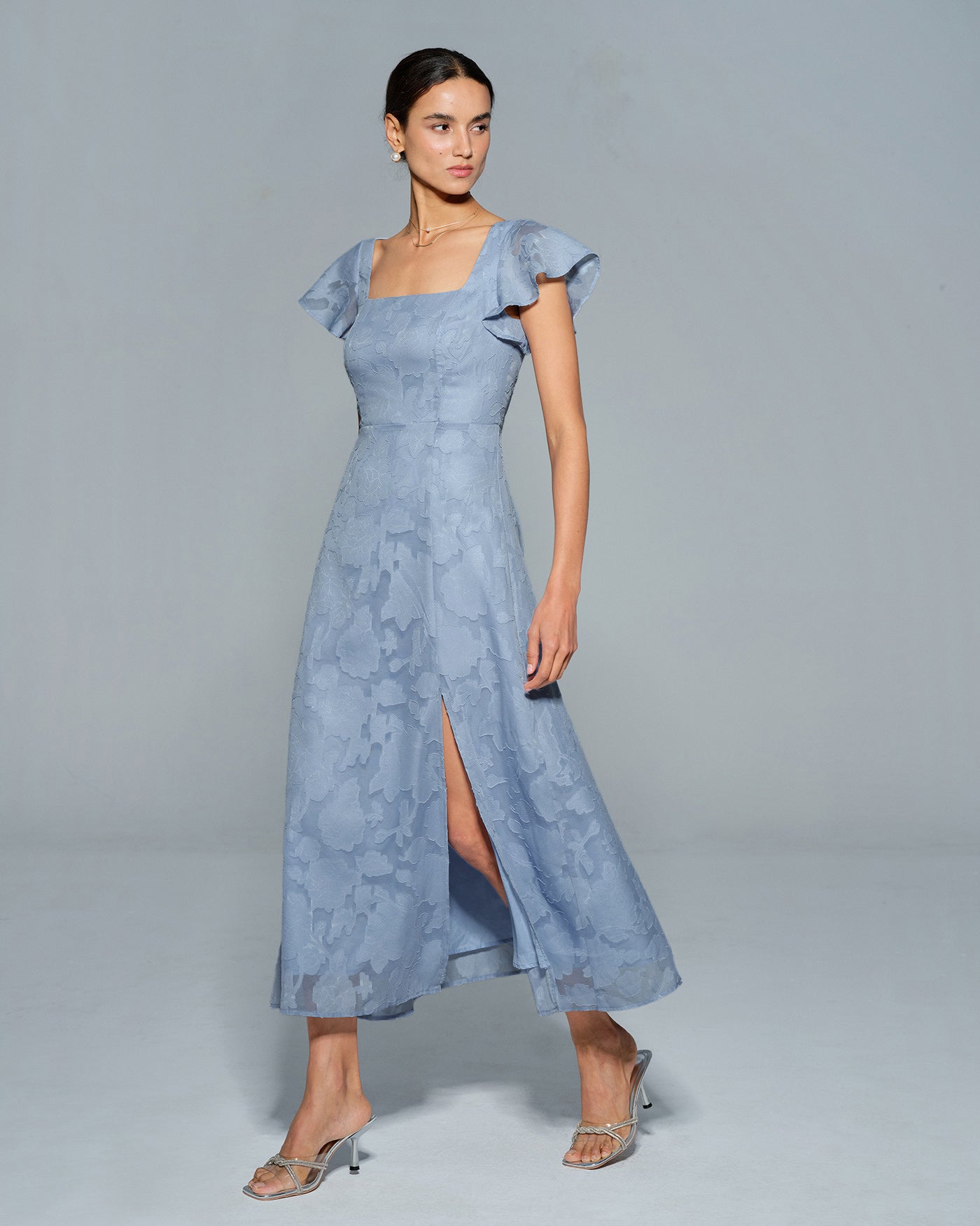 Vestido medio azul con estampado floral y cuello cuadrado