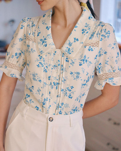 Camisa floral plisada con detalles de encaje