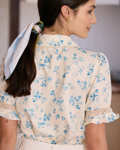 Camisa floral plisada con detalles de encaje