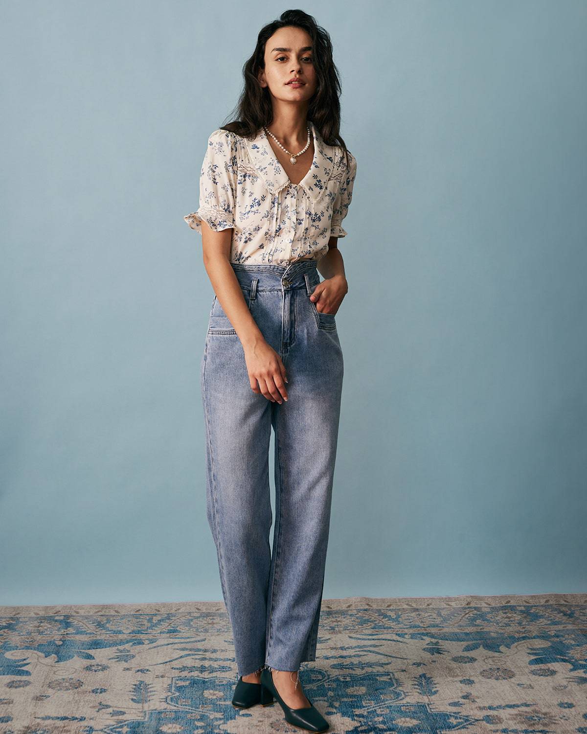 Camisa floral plisada con detalles de encaje