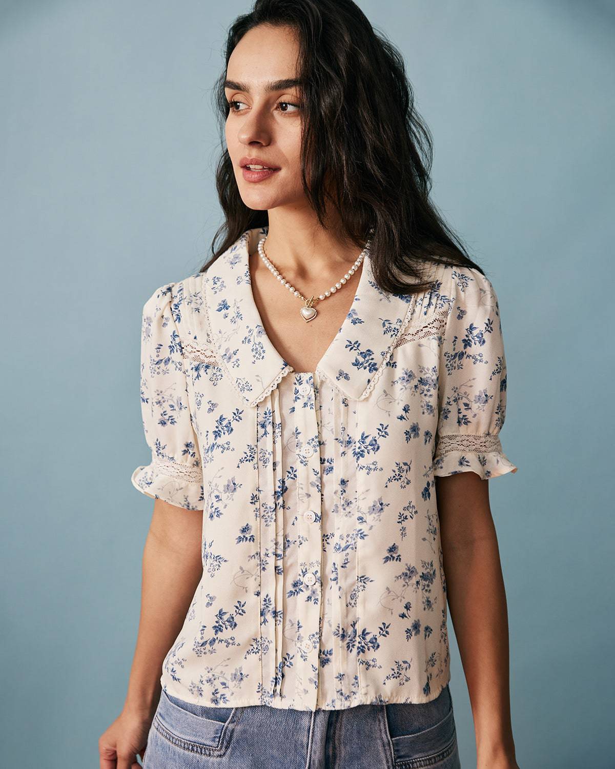Camisa floral plisada con detalles de encaje