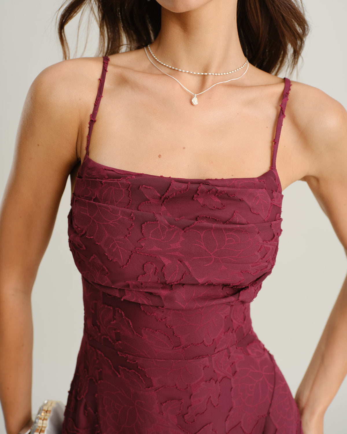 Vestido largo liso de jacquard color burdeos