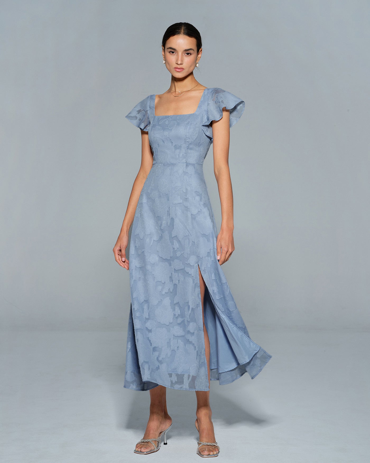Vestido medio azul con estampado floral y cuello cuadrado