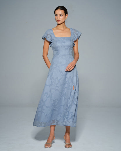 Vestido medio azul con estampado floral y cuello cuadrado
