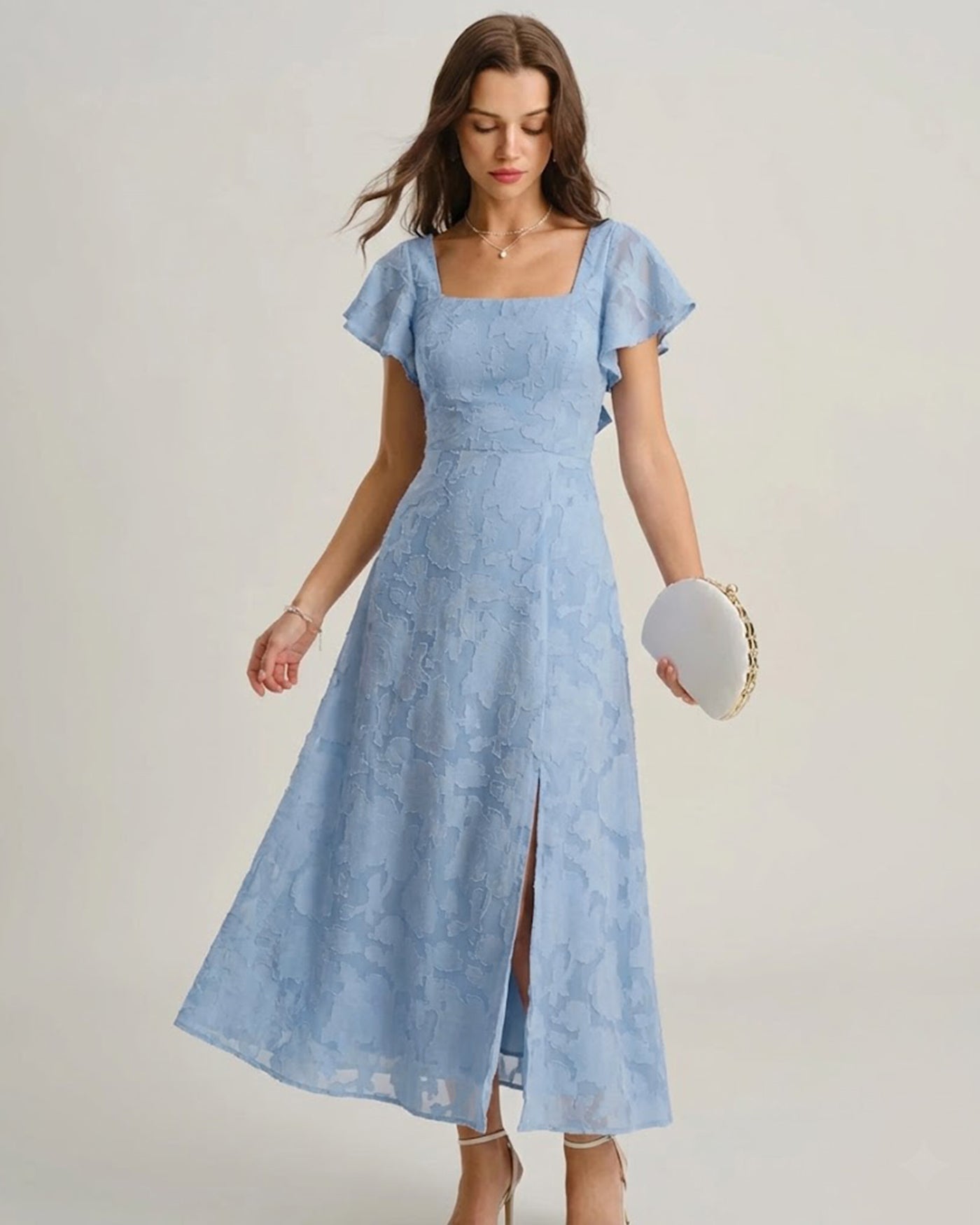 Vestido medio azul con estampado floral y cuello cuadrado