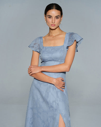 Vestido medio azul con estampado floral y cuello cuadrado